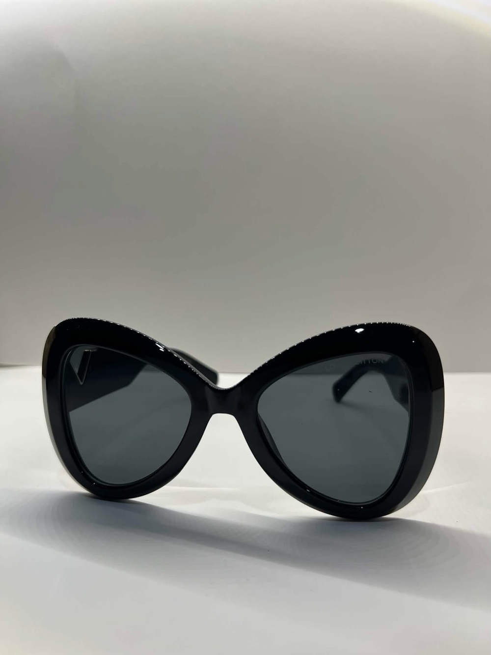 Louis Vuitton Bow Shaped Women’s Sunglasses - Picture 4 of 4